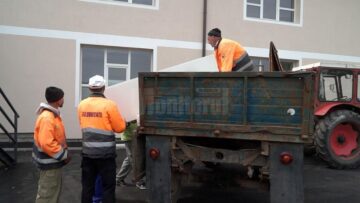 Incubatoare pentru bebeluși, transportate neîmpachetate de la vechea la noua Maternitate Fălticeni cu remorca de la Salubritate