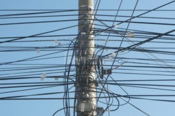 Primăria Suceava vrea să înființeze un serviciu de gestionare a cablurilor aeriene din oraș