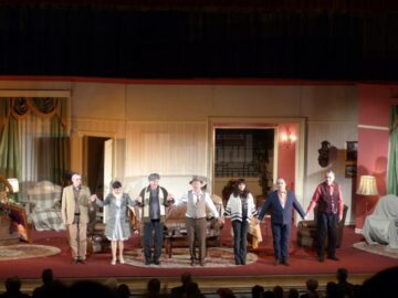 Haz pe săturate și public numeros la spectacolul „Dineu cu proști”, jucat pe scena suceveană