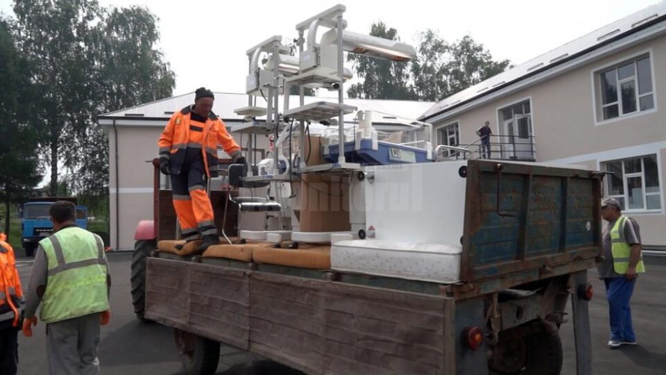 Incubatoarele pentru bebelușii născuți prematur au fost transferate în sediul nou neambalate, în remorca unui tractor de la serviciul de salubritate al Primăriei Fălticeni