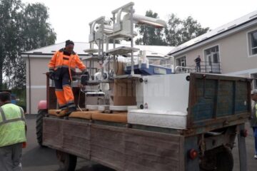 Incubatoarele pentru bebelușii născuți prematur au fost transferate în sediul nou neambalate, în remorca unui tractor de la serviciul de salubritate al Primăriei Fălticeni