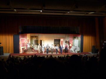 Haz pe săturate și public numeros la spectacolul „Dineu cu proști”, jucat pe scena suceveană