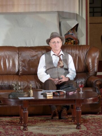 Haz pe săturate și public numeros la spectacolul „Dineu cu proști”, jucat pe scena suceveană