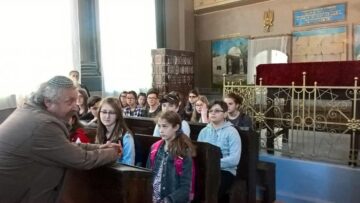 Elevi de la Colegiul Național ”Ștefan cel Mare”, cursanții primei lecții de istorie predată în Sinagoga Gah din Suceava