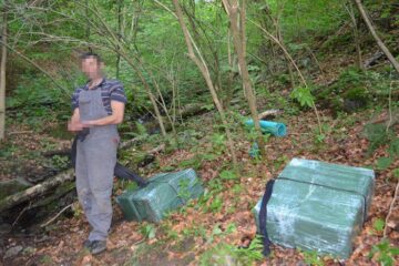 Focuri de armă și țigări de contrabandă de circa 35.000 de euro confiscate la graniță Focuri de armă și țigări de contrabandă de circa 35.000 de euro confiscate la graniță