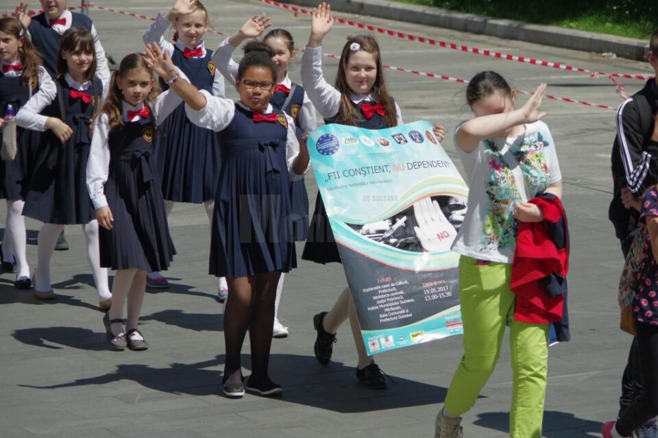 Aproape 1.200 de participanți la Marșul anti-violență, anti-drog, anti-tutun și de prevenire a accidentelor rutiere