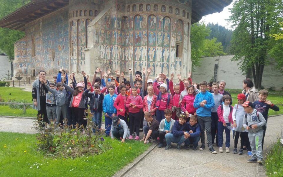 Protoieria Fălticeni a organizat o excursie de o zi pentru un grup de 46 elevi