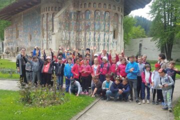 Protoieria Fălticeni a organizat o excursie de o zi pentru un grup de 46 elevi