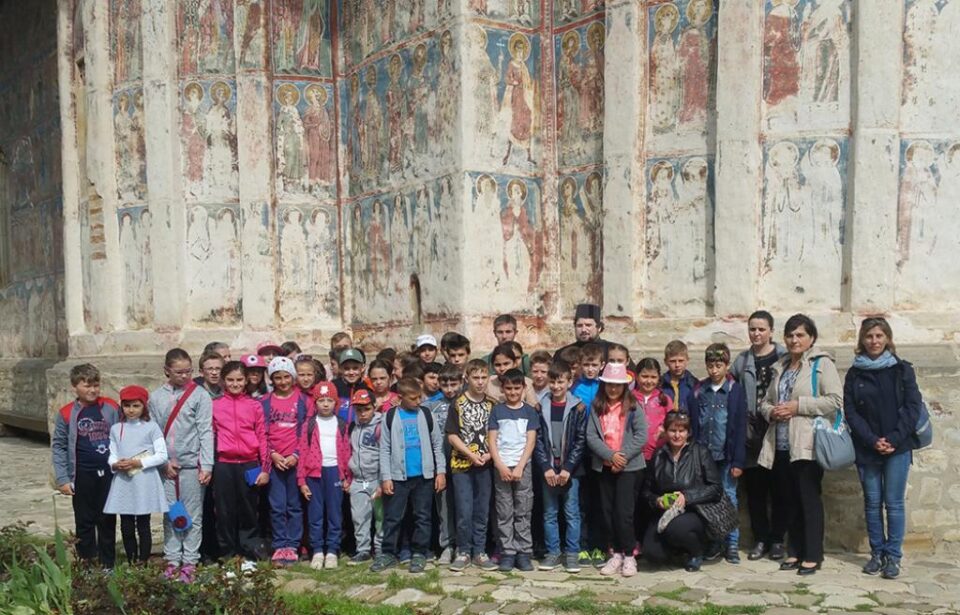 Protoieria Fălticeni a organizat un pelerinaj la mănăstiri pentru copii din Fălticeni care provin din familii aflate în dificultate