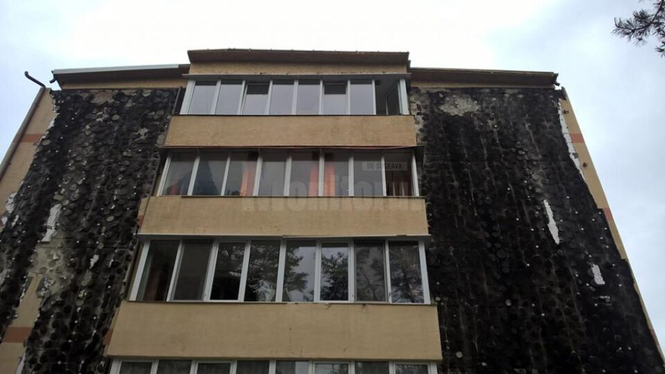 Lucrări intense la blocurile afectate de dezastruosul incendiu de la Gura Humorului