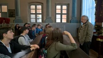 Elevi de la Colegiul Național ”Ștefan cel Mare”, cursanții primei lecții de istorie predată în Sinagoga Gah din Suceava