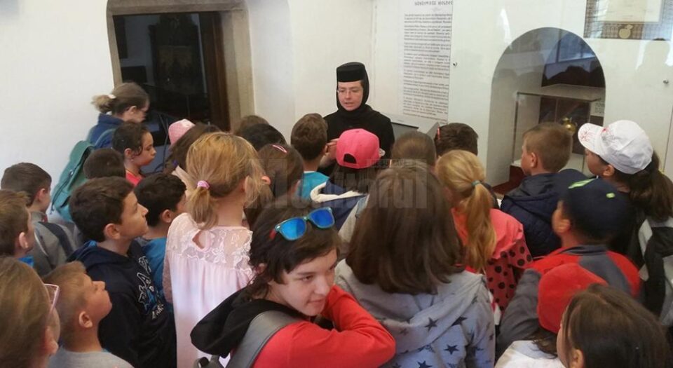 Protoieria Fălticeni a organizat un pelerinaj la mănăstiri pentru copii din Fălticeni care provin din familii aflate în dificultate