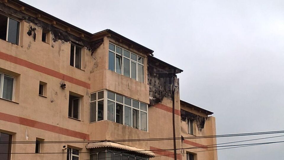 Lucrări intense la blocurile afectate de dezastruosul incendiu de la Gura Humorului