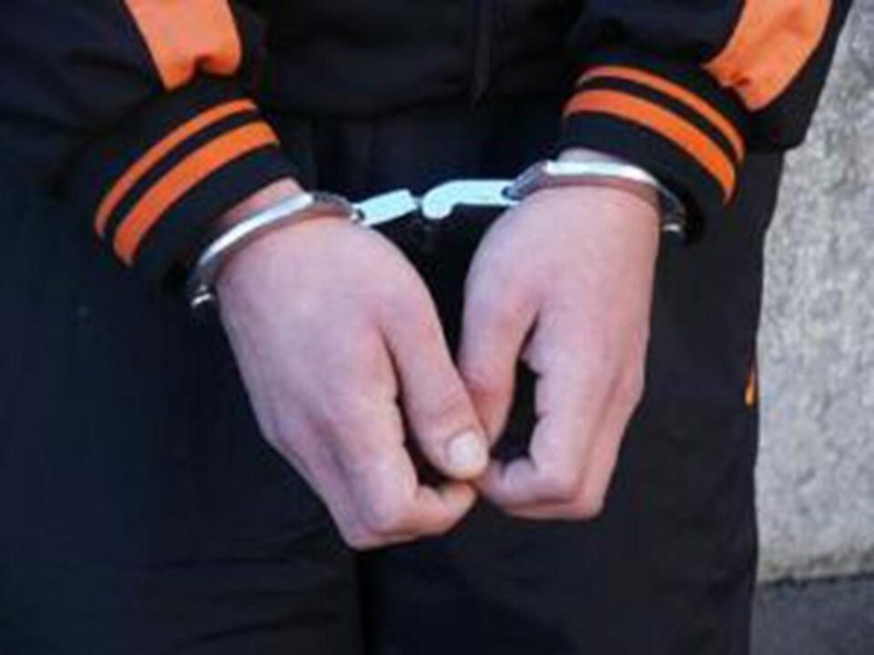 Tânărul a fost încătușat