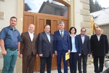 Cezar Vasile Groza (centru), susținut de Gheorghe Flutur, Angelica Fădor și primarii din zona de munte a județului