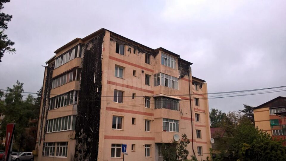 Lucrări intense la blocurile afectate de dezastruosul incendiu de la Gura Humorului