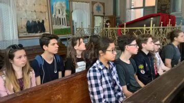 Elevi de la Colegiul Național ”Ștefan cel Mare”, cursanții primei lecții de istorie predată în Sinagoga Gah din Suceava