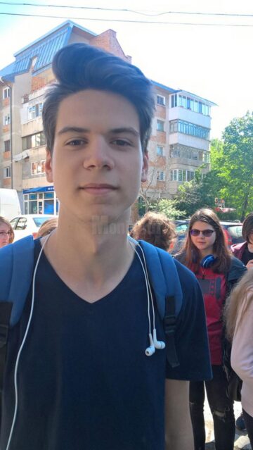 Elevi de la Colegiul Național ”Ștefan cel Mare”, cursanții primei lecții de istorie predată în Sinagoga Gah din Suceava