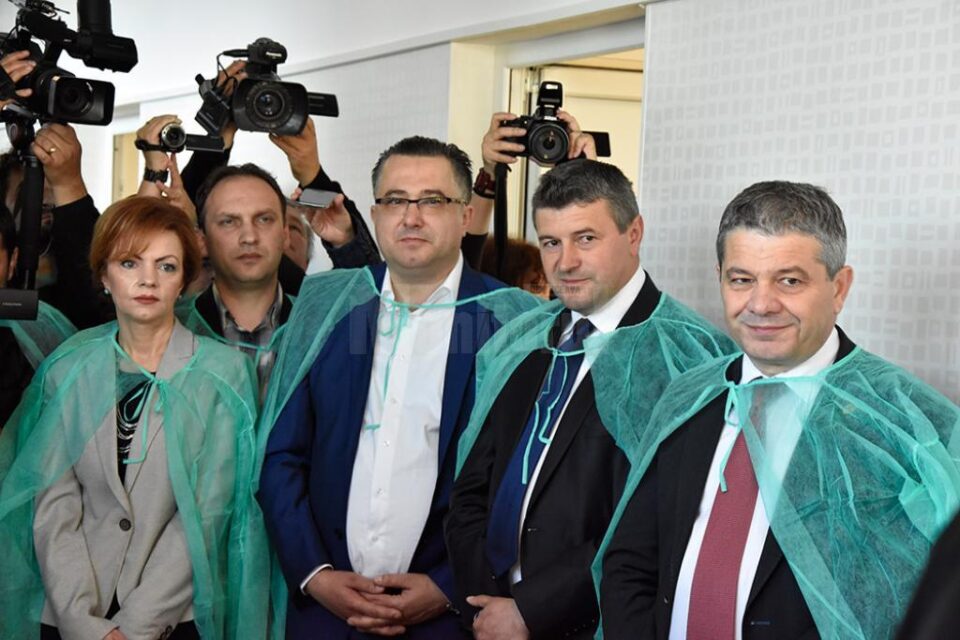 Ministrul Sănătății (dreapta) a fost prezent la inaugurarea maternității din Fălticeni