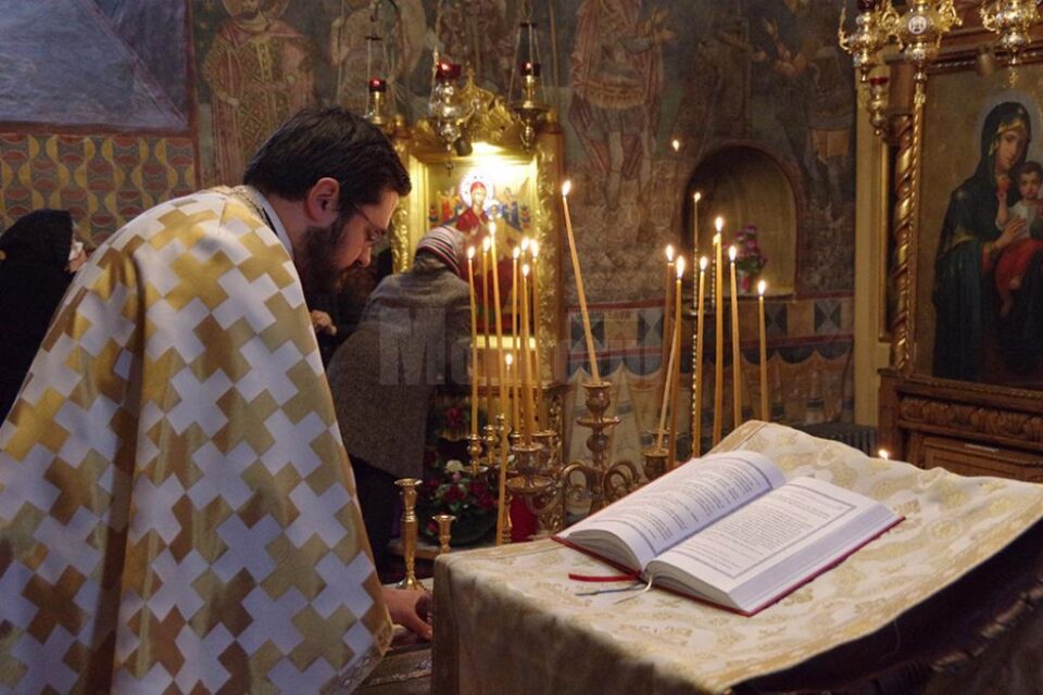 Așteptau, dar nu acceptau; sperau, dar se îndoiau