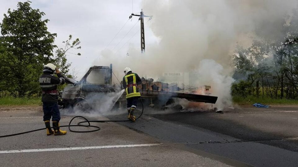 Camionetă încărcată cu lemn, cuprinsă de flăcări, la Ilișești
