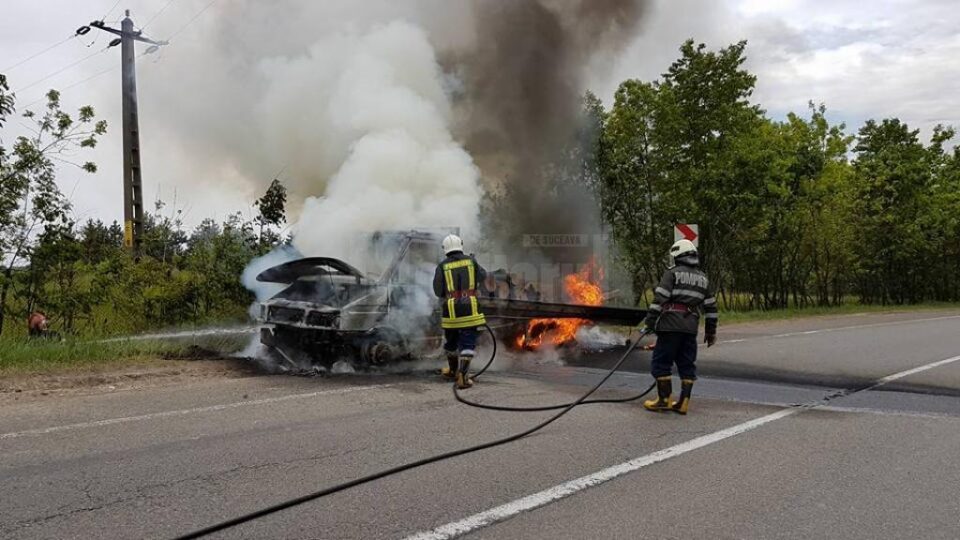 Camionetă încărcată cu lemn, cuprinsă de flăcări, la Ilișești