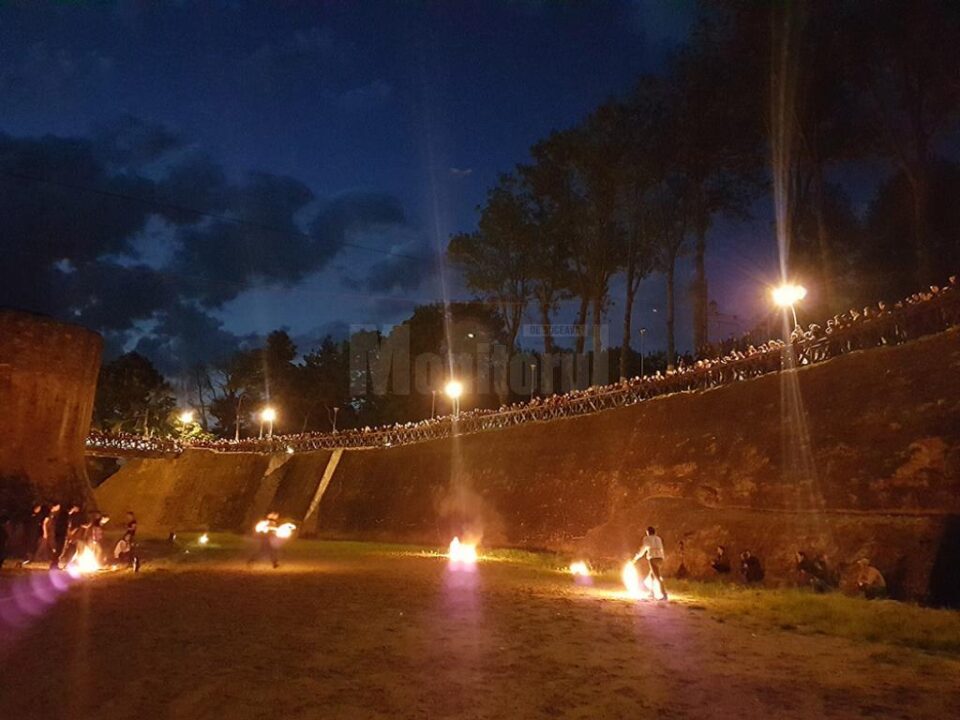 Dansul cu focul, spectacol fascinant în șanțul de apărare al Cetății Sucevei