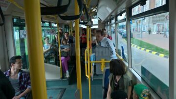 Teatrul în autobuz, surpriză pentru suceveni, premieră pentru actori
