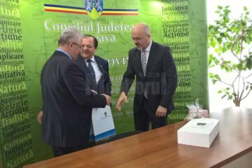 Primarul Ion Lungu și ambasadorul Poloniei, Marcin Wilczek, la sedința de la CJ