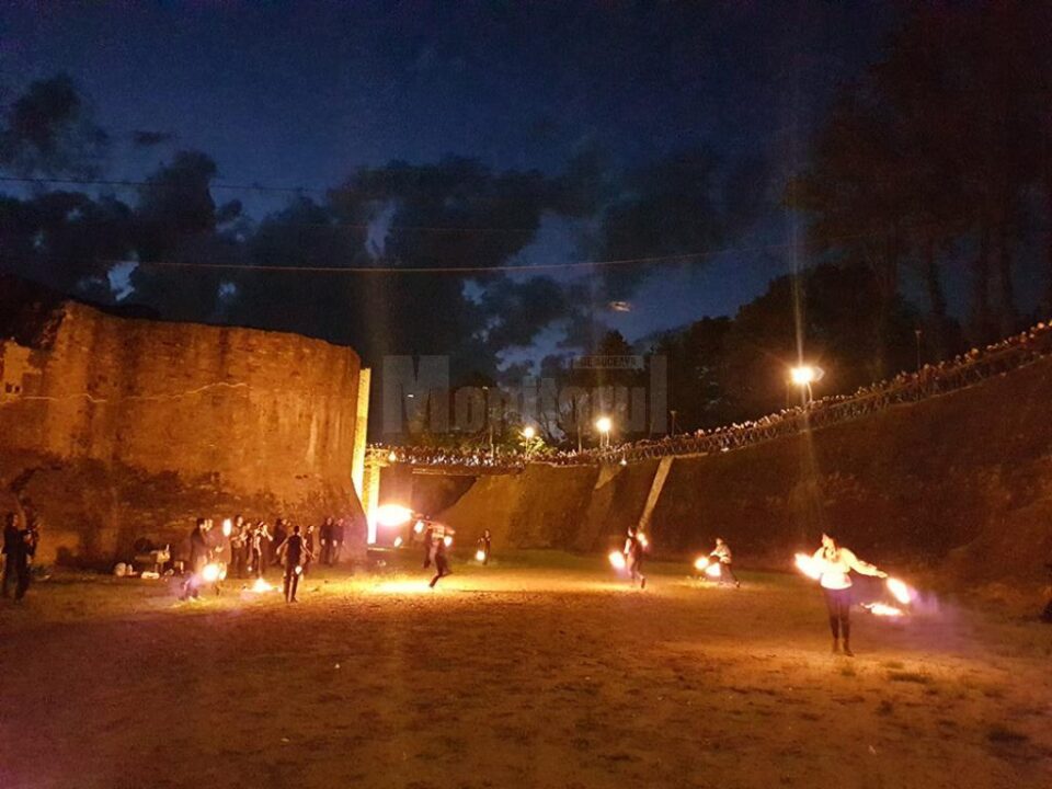 Dansul cu focul, spectacol fascinant în șanțul de apărare al Cetății Sucevei