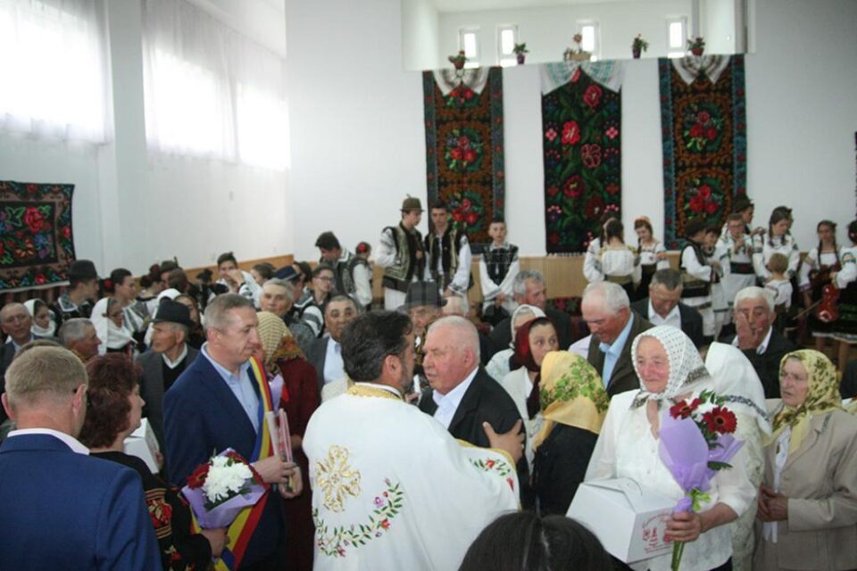 Primarul Eduard Dziminschi, în mijlocul cuplurilor care au împlinit peste 50 de ani de căsnicie