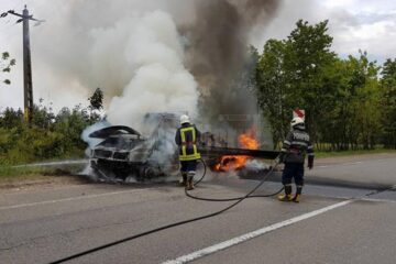 Puternicul incendiu a distrus în totalitate mașina