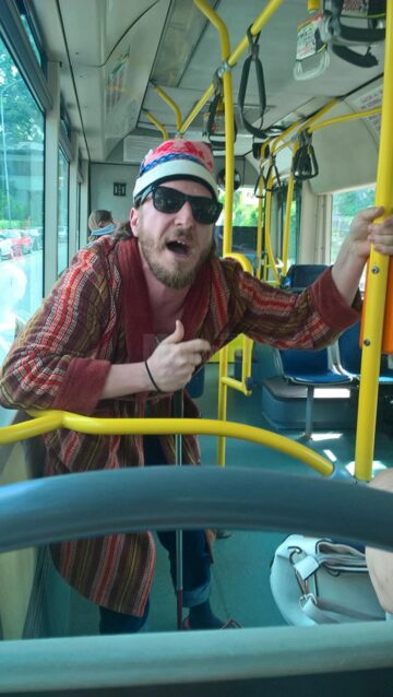 Teatrul în autobuz, surpriză pentru suceveni, premieră pentru actori