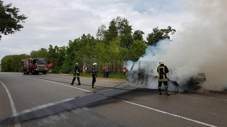 O autoutilitară încărcată cu lemn a luat foc în trafic