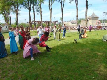 Jocuri și dansuri medievale, practicate de tineri, la Cetatea de Scaun a Sucevei