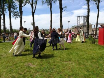 Jocuri și dansuri medievale, practicate de tineri, la Cetatea de Scaun a Sucevei