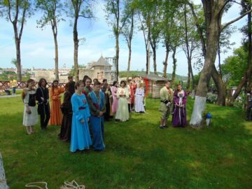 Jocuri și dansuri medievale, practicate de tineri, la Cetatea de Scaun a Sucevei