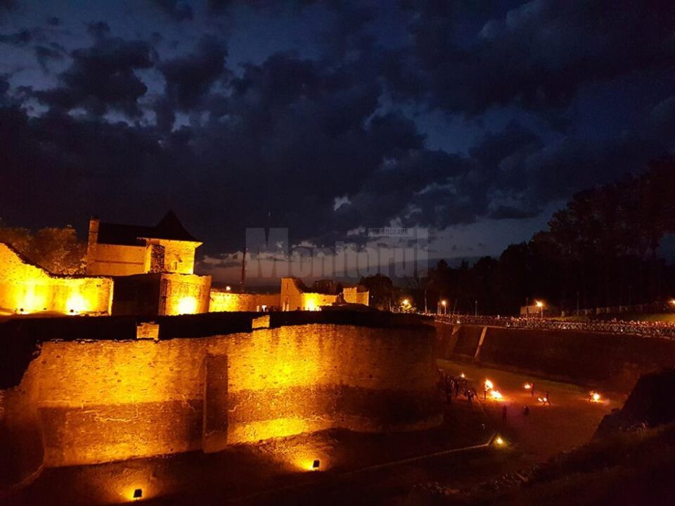 Spectacol cu foc la cetate