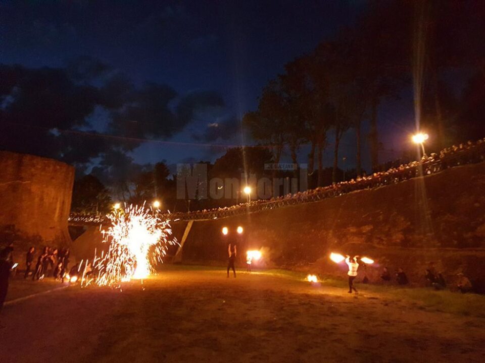 Dansul cu focul, spectacol fascinant în șanțul de apărare al Cetății Sucevei