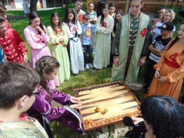 Jocuri și dansuri medievale, practicate de tineri, la Cetatea de Scaun a Sucevei