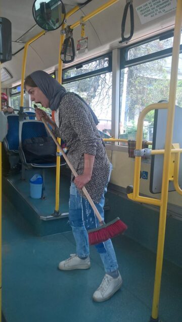 Teatrul în autobuz, surpriză pentru suceveni, premieră pentru actori