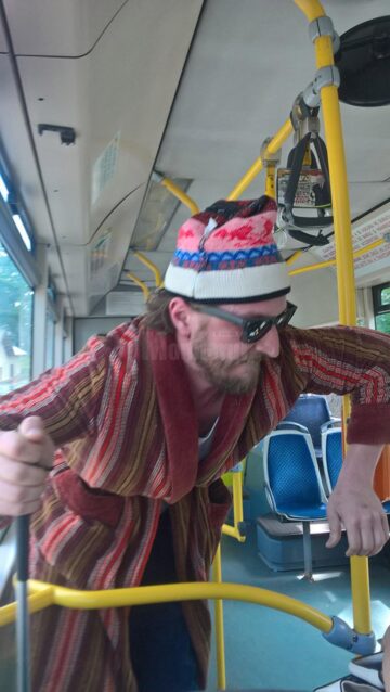 Teatrul în autobuz, surpriză pentru suceveni, premieră pentru actori