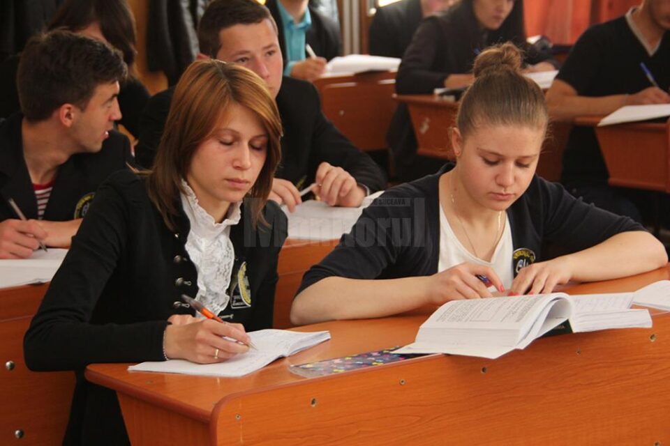 Elevii de-a XII-a se înscriu pentru susținerea examenului de bacalaureat