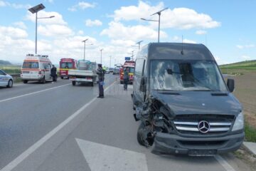 Șoferul autoutilitarei a tras de volan stânga, dar nu a mai putut evita impactul