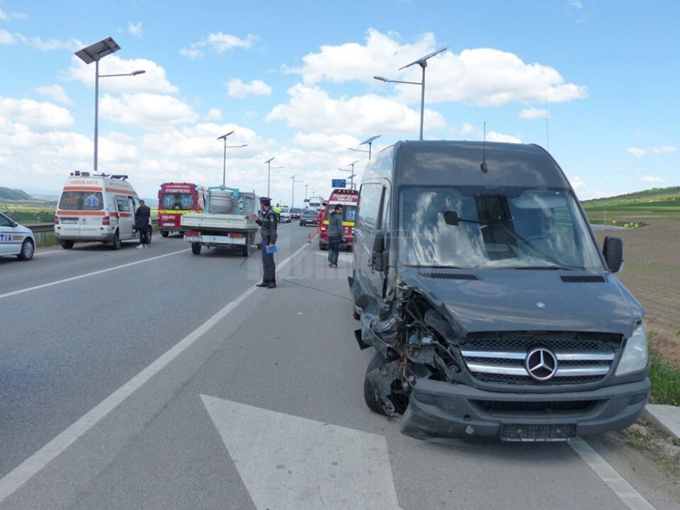 Șoferul autoutilitarei a tras de volan stânga, dar nu a mai putut evita impactul