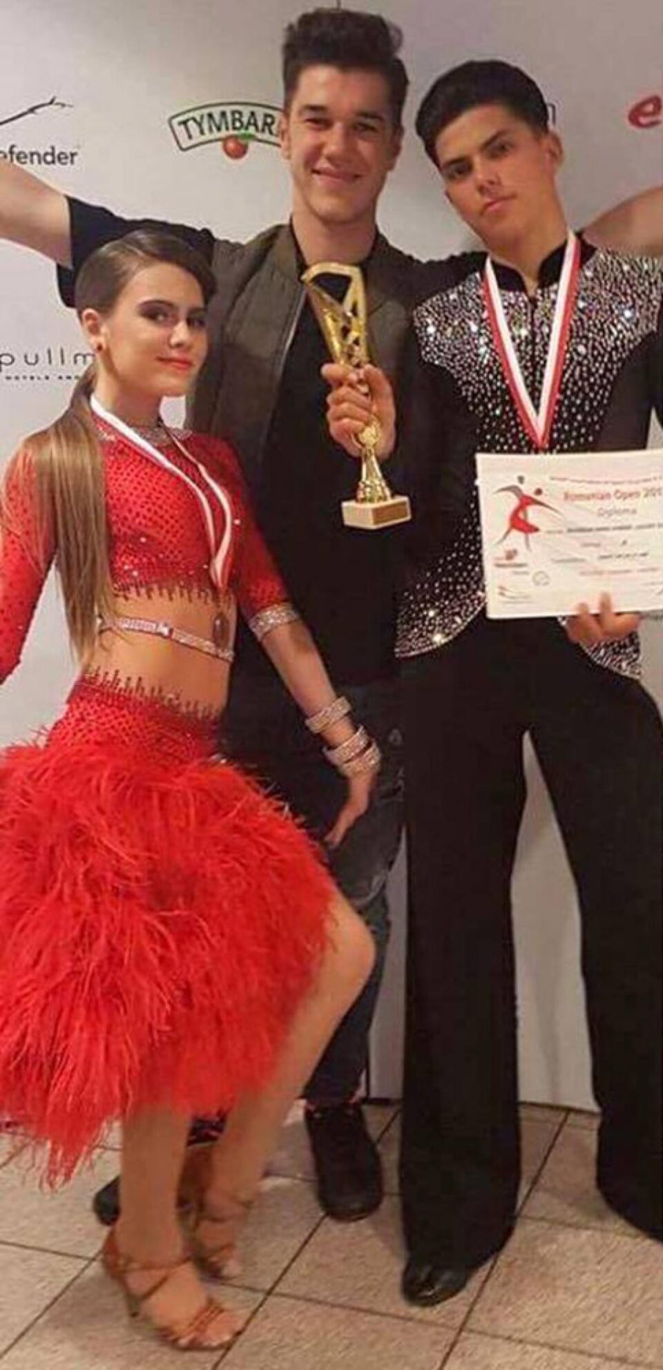Mario Bujorean și Isabella Ududec, locul III în cadrul concursului Open Basic Latino, alături de antrenorul lor