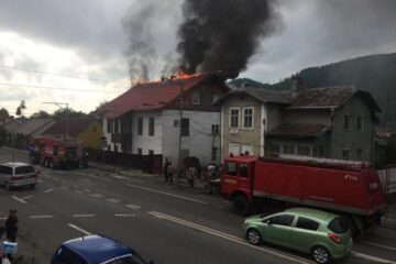 Incendiul a pornit din pod și s-a extins la acoperiș Foto Adrian Furnică
