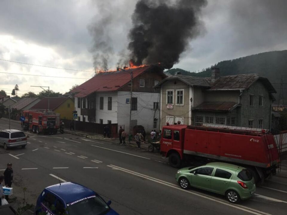 Incendiul a pornit din pod și s-a extins la acoperiș Foto Adrian Furnică