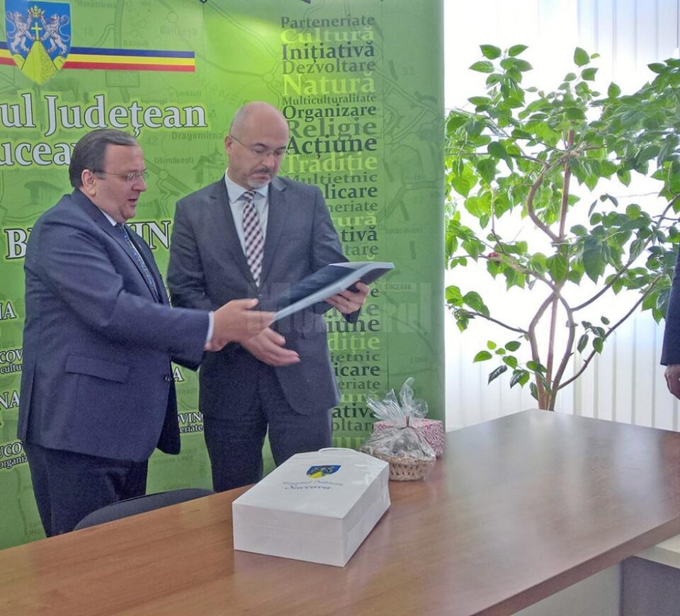 Președintele Consiliului Județean, Gheorghe Flutur, și ambasadorul Poloniei în România, Marcin Wilczek Președintele Consiliului Județean, Gheorghe Flutur, și ambasadorul Poloniei în România, Marcin Wilczek