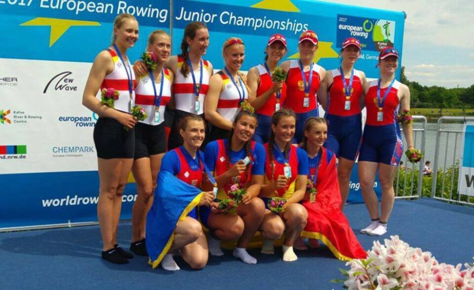 Larisa Roșu (prima din stânga), de la CSM Suceava, a câștigat aurul european la 4 rame
